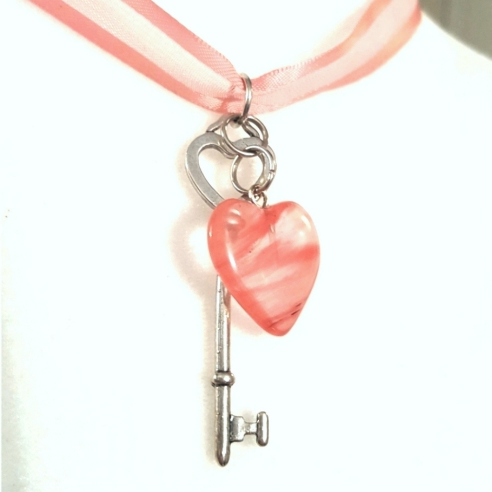 New 14.25" orange heart & silver tone key choker - Picture 1 of 5